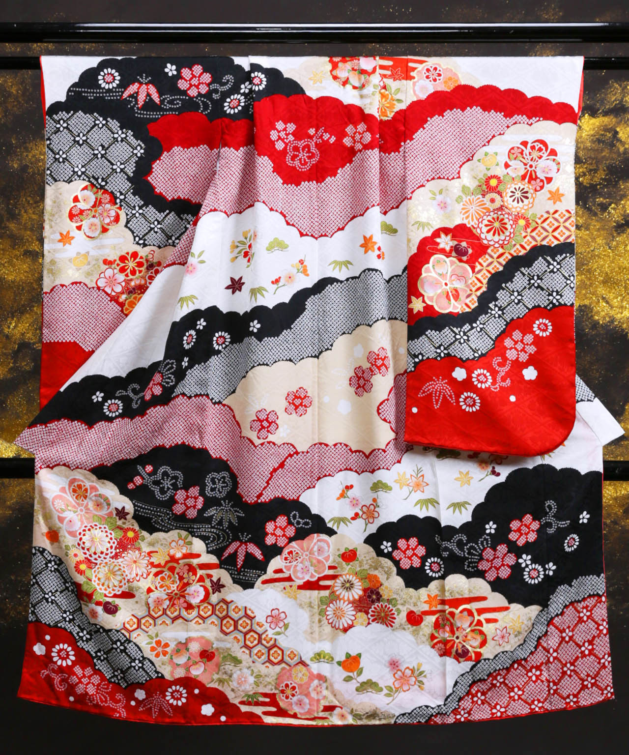 ラヴュー特選、七五三のお着物「正絹」_七歳_赤黒_絵羽２