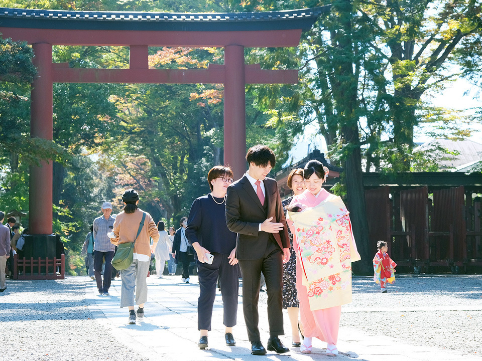 氷川神社へのお宮参りに帯同してロケ撮影のシーン